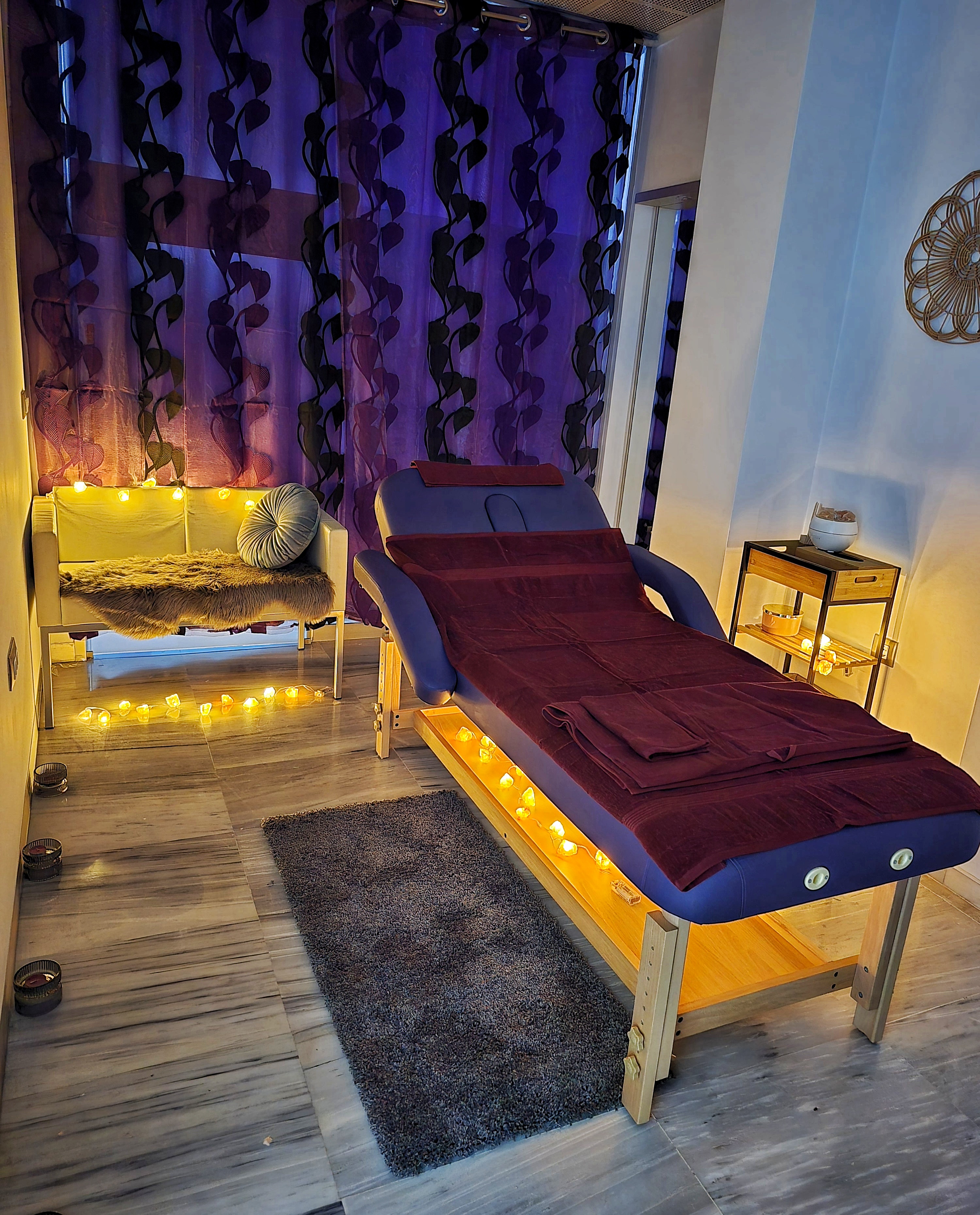 Sala de masajes Sensara con velas y camilla
